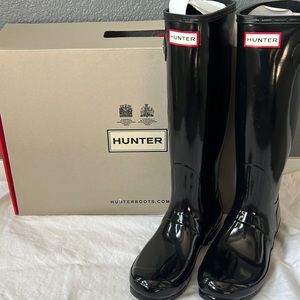 Women’s Tall gloss black Hunter Boots, size 7